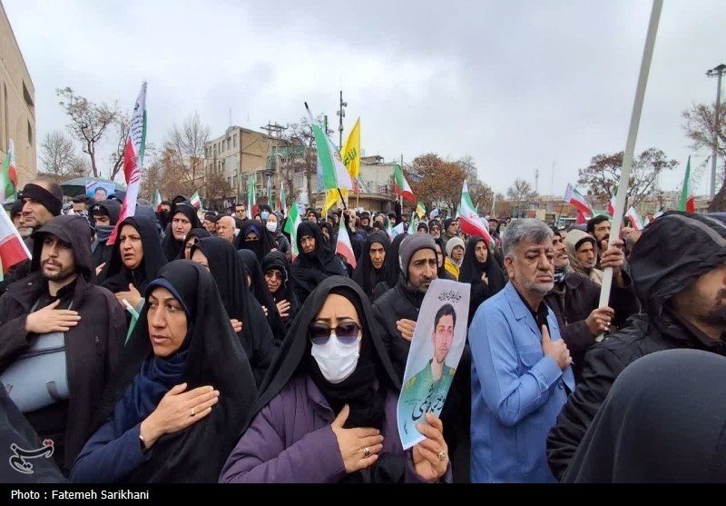 پیکر فرمانده شهید سپاه در حلقه راهپیمایان اراکی پیکر فرمانده شهید سپاه در حلقه راهپیمایان اراکی