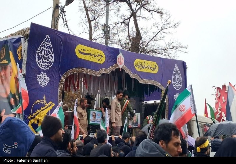 پیکر فرمانده شهید سپاه در حلقه راهپیمایان اراکی پیکر فرمانده شهید سپاه در حلقه راهپیمایان اراکی