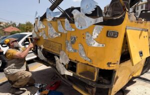 200 پرنده فلزی بر پیکر اتوبوسی که هدف دشمن قرار گرفت