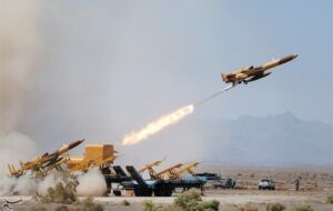 آماده‌سازی و شلیک پهپاد ایرانی به سمت دشمن آمریکایی ـ صهیونی