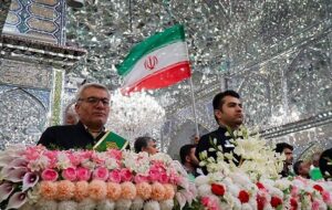 آیین نورانی غبارروبی ضریح  حرم شاهچراغ با حضور خانواده‌های شهدا