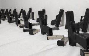 انهدام باند قاچاق سلاح و مهمات در کرمانشاه/ کشف 41 قبضه کلت کمری