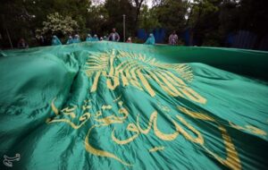 اهتزاز پرچم رضوی همزمان با آغاز دهه کرامت در ورامین