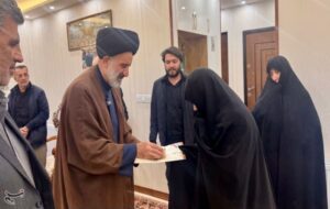 اهدای انگشتر تبرکی رهبر شهید به خانواده شهیدان محمدی در همدان