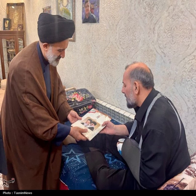 اهدای انگشتر تبرکی رهبر شهید به خانواده شهیدان محمدی در همدان