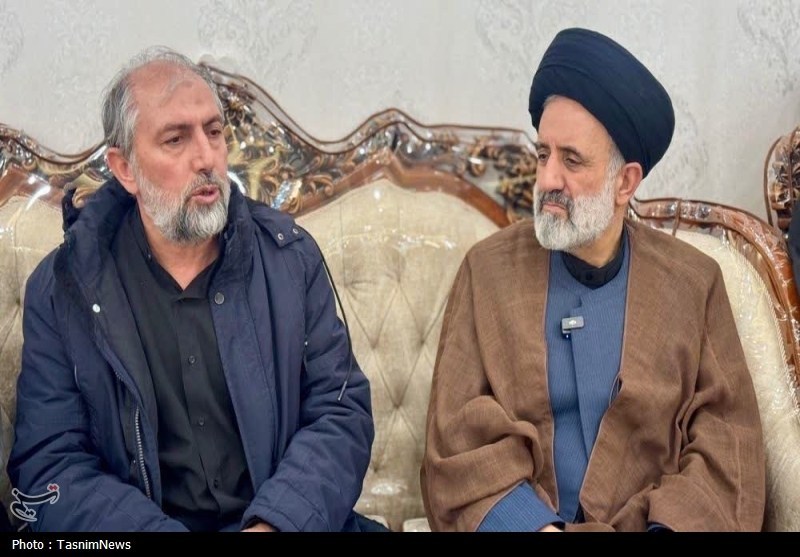 اهدای انگشتر تبرکی رهبر شهید به خانواده شهیدان محمدی در همدان