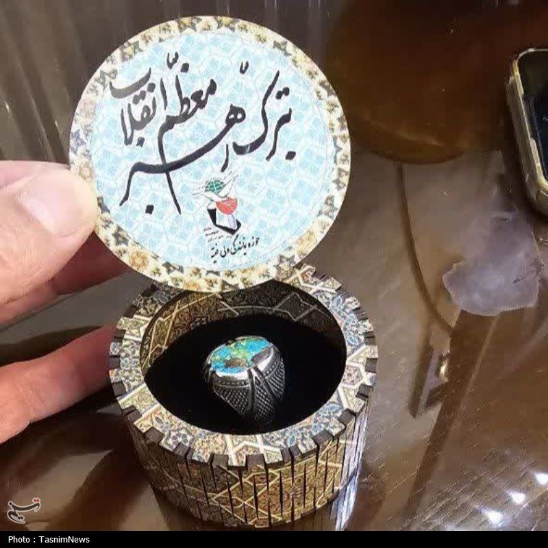 اهدای انگشتر تبرکی رهبر شهید به خانواده شهیدان محمدی در همدان