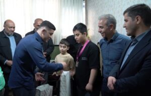 اهدای مدال جهانی نایب‌قهرمان کشتی نوجوانان به خانواده شهید در بهارستان