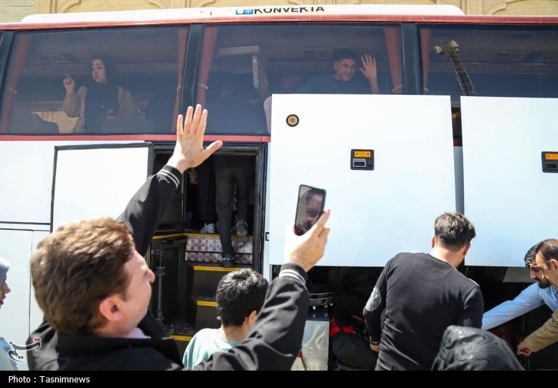 بدرقه عاشقان حسینی به‌سوی کربلا از حسینیه اعظم زنجان+تصاویر