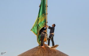 تعویض پرچم حرم رضوی در صبح میلاد ثامن الحجج(ع)