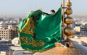 تعویض پوش ضریح و پرچم گنبد در صبح میلاد امام رضا(ع)