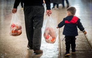 توزیع 330 تن گوشت مرغ گرم و منجمد در هرمزگان