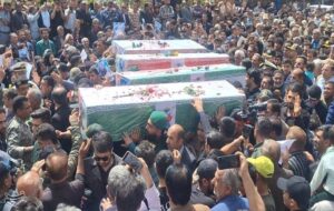 حماسه‌آفرینی مردم کهگیلویه در وداع با شهدای جنگ رمضان+تصاویر