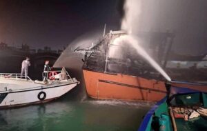 حمله هوایی دشمن به لنج‌های صیادی در اسکله بندر ملو بندرلنگه