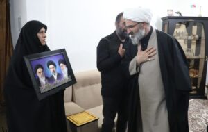 دیدار امام جمعه سمنان با خانواده‌های معظم شهدا در شهر دیباج