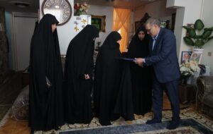 دیدار معاون حقوقی بنیاد شهید با خانواده‌های شهدای جنگ رمضان در البرز