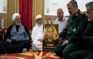 دیدار نماینده ولی‌فقیه در هرمزگان با خانواده شهید اهل‌سنت عدنان آرمان