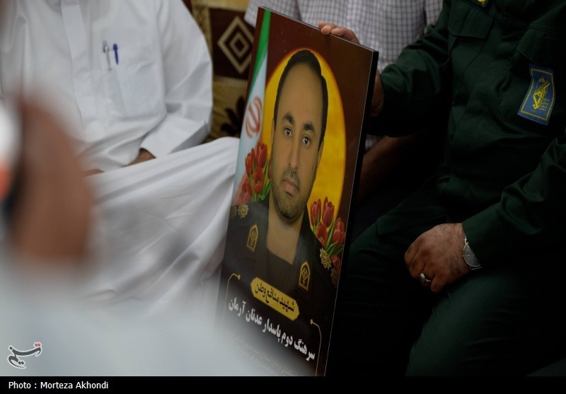 دیدار نماینده ولی‌فقیه در هرمزگان با خانواده شهید اهل‌سنت عدنان آرمان