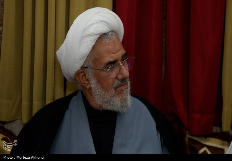 دیدار نماینده ولی‌فقیه در هرمزگان با خانواده شهید اهل‌سنت عدنان آرمان