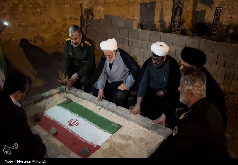 دیدار نماینده ولی‌فقیه در هرمزگان با خانواده شهید اهل‌سنت عدنان آرمان