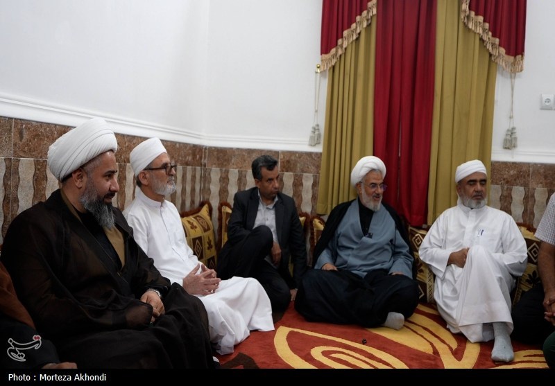 دیدار نماینده ولی‌فقیه در هرمزگان با خانواده شهید اهل‌سنت عدنان آرمان