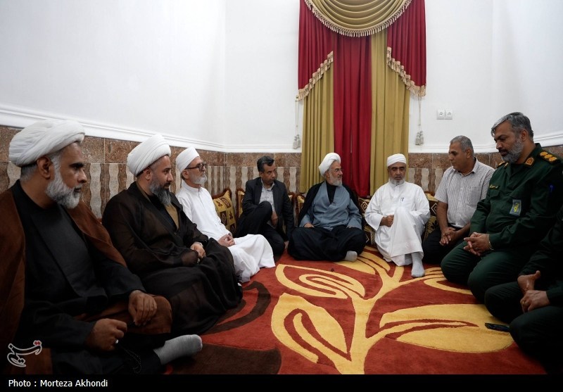 دیدار نماینده ولی‌فقیه در هرمزگان با خانواده شهید اهل‌سنت عدنان آرمان