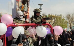 رژه اقتدار؛دختران تبریزی با سربند یا زهرا و سلاح ایمان، در صف ایستادگی