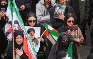 زنگ شبانه در خیابان؛ وقتی کتاب‌های درسی ورق می‌خورند