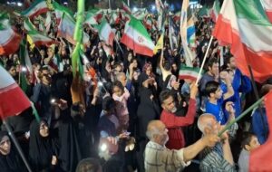 طنین اقتدار در مهد معجزه؛ بیعت شبانه کویر با رهبر انقلاب+عکس