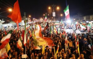 طنین دوباره مرگ بر آمریکا در قلب یاسوج؛ پرچمی که زمین نمی‌ماند+تصاویر