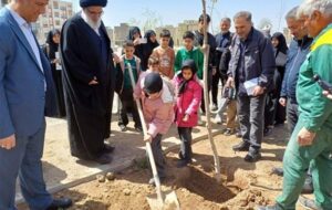 فرزندان شهدای جنگ رمضان در البرز به یاد پدرانشان نهال کاشتند