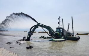 لایروبی حوضچه مرزی خاک ترکمنستان برای احیای حقابه کشاورزان درگز