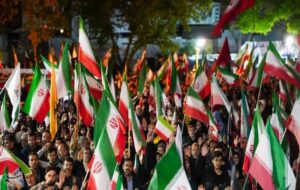 مردم در میدان بمانند