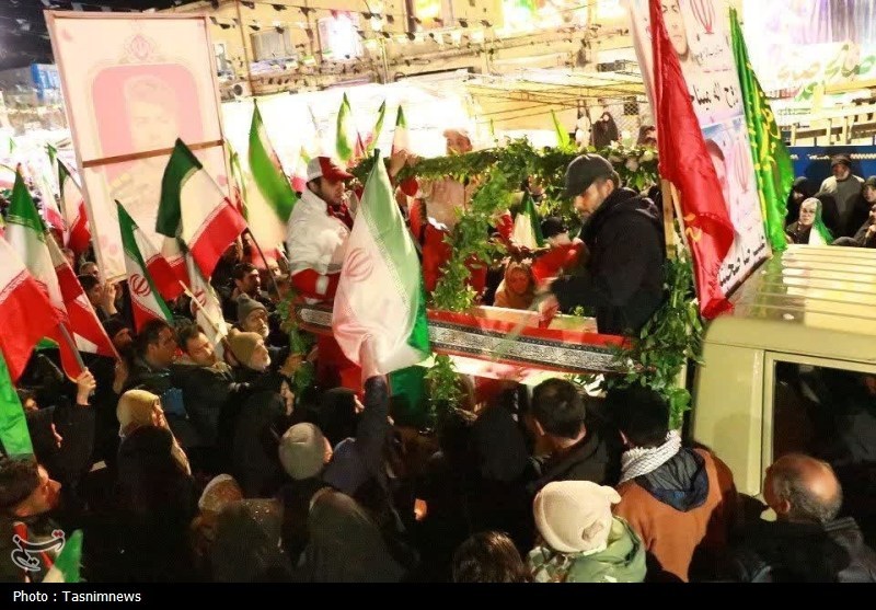 وداع باشکوه مردم زنجان با شهدای حسینیه اعظم در میدان انقلاب