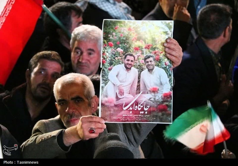 وداع باشکوه مردم زنجان با شهدای حسینیه اعظم در میدان انقلاب