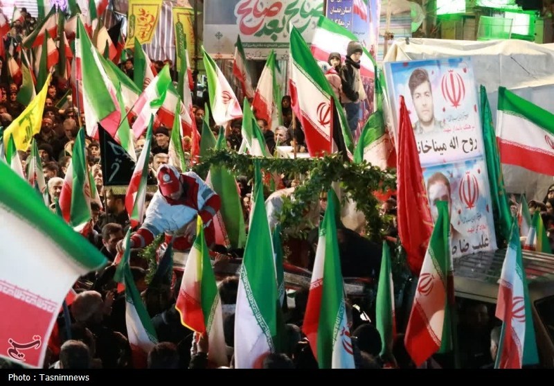 وداع باشکوه مردم زنجان با شهدای حسینیه اعظم در میدان انقلاب