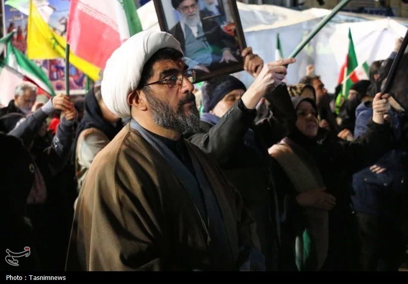وداع باشکوه مردم زنجان با شهدای حسینیه اعظم در میدان انقلاب