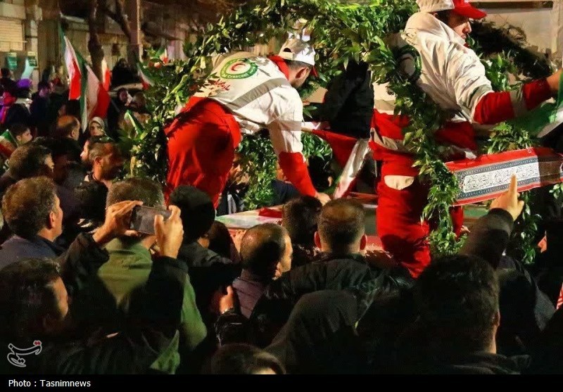 وداع باشکوه مردم زنجان با شهدای حسینیه اعظم در میدان انقلاب