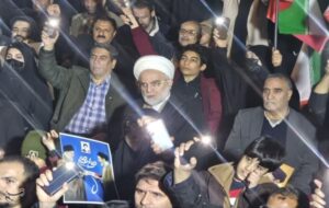 وقتی «نماینده ولی فقیه» میان مردم می‌ایستد؛ نه بالاتر از آنان!