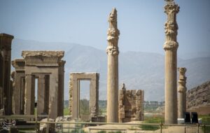 برگزاری کنسرت علیرضا قربانی و علی زندوکیلی در تخت‌جمشید و پاسارگاد