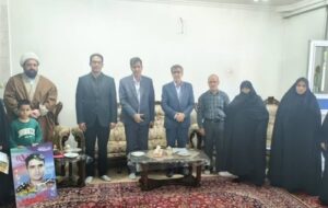 تجلیل نماینده حضرت آیت‌الله سیستانی از خانواده شهدای جنگ رمضان عجب‌شیر