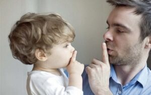 در تربیت فرزند، از این کارها پرهیز کنید