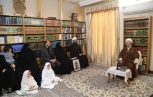 دیدار خانواده شهید لاریجانی با آیت‌الله مکارم شیرازی