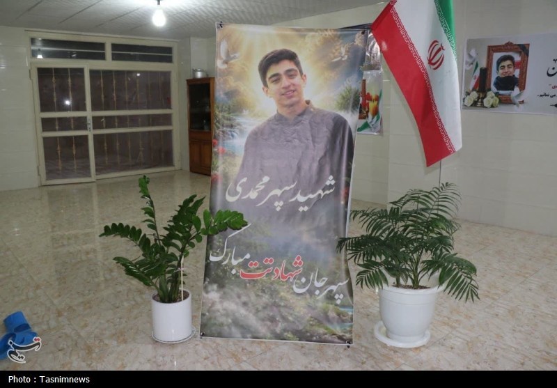 دیدار فرمانده سپاه زنجان با خانواده شهید سپهر محمدی