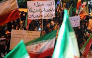 هفتادمین شب خروش یاسوج؛ خیابان جمهوری همچنان در تسخیر مردم+تصاویر