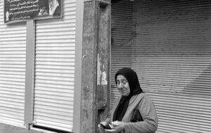 چای متبرک و دستانی که رو به آسمان است