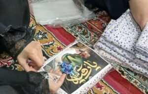اهدای چادرهای کوچک مزین به نام حضرت رقیه(س) به دختران مهدکودکان حسینی