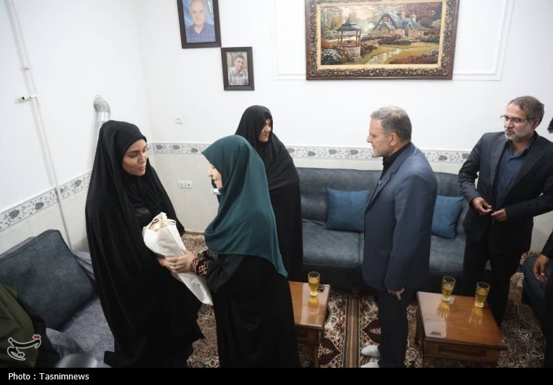 دیدار معاون رئیس‌جمهور با خانواده شهدای «علی و حسن بیات» در زنجان
