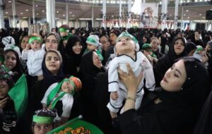 طنین لالایی‌های عاشورایی در آیین شیرخوارگان حسینی استان مرکزی+تصاویر