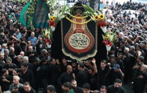 میراثی صدساله در سوگ سقای کربلا؛ نخل‌گردانی باشکوه جهادیه سمنان